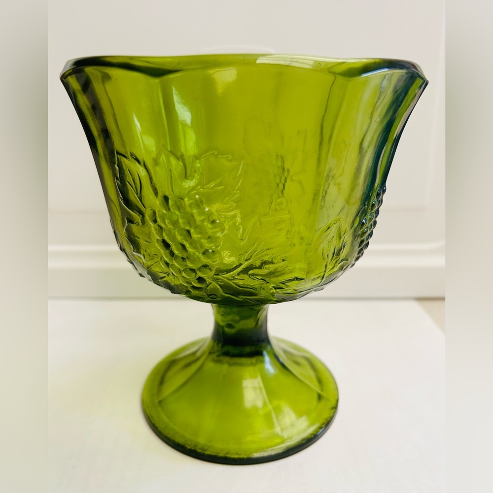 Vintage Indiana glass Grape Harvest footed compote dish in green. Mint cond